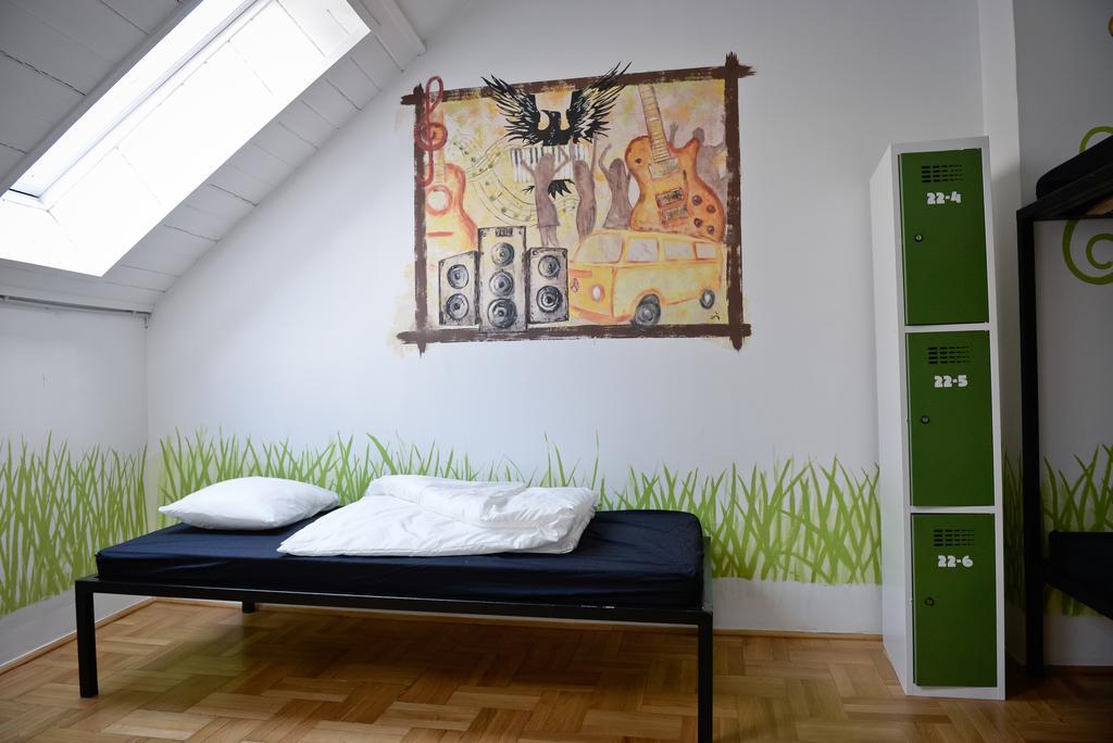 Bed in 6-Bed Dormitory Room with Shared Bathroom